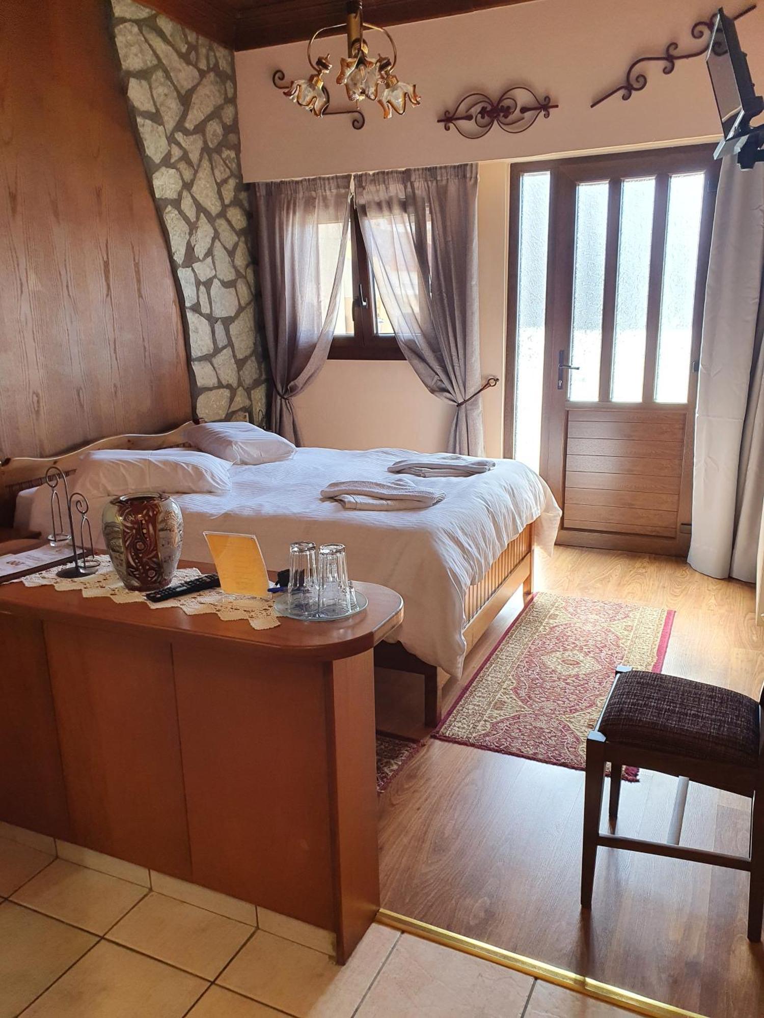קרפניסיון Semeli Guesthouse מראה חיצוני תמונה